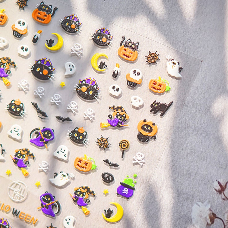 Peut inclure: Une feuille d'autocollants sur le th&egrave;me d'Halloween avec des chats noirs, des citrouilles, des fant&ocirc;mes, des chauves-souris, des cr&acirc;nes et d'autres motifs effrayants. Les autocollants sont en 3D et ont une finition brillante.