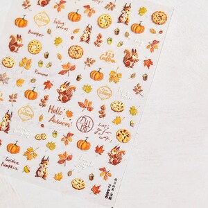 Puede incluir: Una hoja de pegatinas con tem&aacute;tica oto&ntilde;al con ardillas, calabazas, hojas, bellotas y rosquillas. Las pegatinas est&aacute;n impresas con frases como "Hello Autumn", "Falling Leaves" y "Let's go for a walk!"
