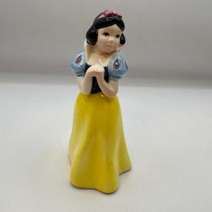 Vintage Snow White Beautiful 1970&#39;s Hand Painted Bone China Figurine in Great Condition