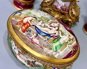 Gran joyero antiguo italiano de porcelana Capodimonte con relieve figurativo.