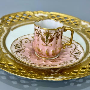 Handgeschilderde 19e-eeuwse Franse demitasse kop en schotel