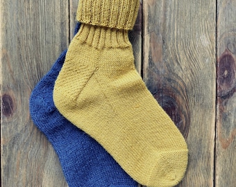 chaussettes tricotées à la main de différentes couleurs