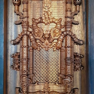Sculpture of the Janela do Capitulo Templar Order carved in exotic wood, in relief.