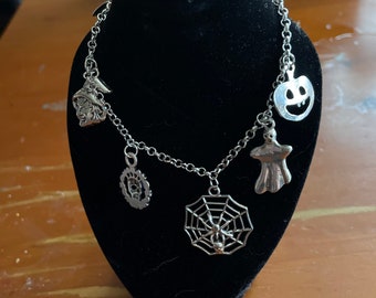 Pulsera de encanto espeluznante