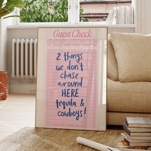 Gość Check Chef Tequila & Cowboys Print, Nowoczesna sztuka ścienna do kuchni, Modny plakat do jadalni, Sztuka wózka barowego z alkoholem, Zabawny prezent dla gości Check