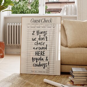 Gość Check Chef Tequila & Cowboys Print, Nowoczesna sztuka ścienna do kuchni, Modny plakat do jadalni, Sztuka wózka barowego z alkoholem, Zabawny prezent dla gości Check