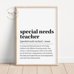 Puede incluir: Un cartel enmarcado con la frase "special needs teacher" en negrita, en negro. También se incluye la definición de un profesor de necesidades especiales en una fuente más pequeña. El cartel está en un marco de madera clara.