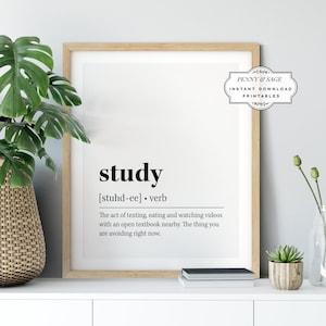 Puede incluir: Un diseño de arte de pared imprimible con fondo blanco y texto negro. El texto dice "study [stuhd-ee] . verb The act of texting, eating and watching videos with an open textbook nearby. The thing you are avoiding right now."
