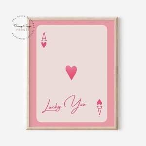 Impresión de as de corazones de moda rosa, póster Lucky You, carta as rosa, póster de carta as, póster de naipes, arte retro de moda, arte de pared con carta as