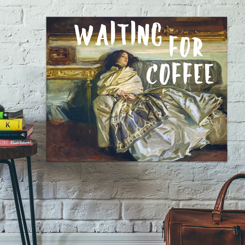Op de afbeelding: Een schilderij van een vrouw die op een bank ligt met de tekst "WAITING FOR COFFEE" eroverheen.