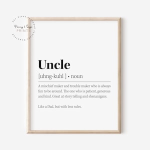 以下が含まれることがあります： 白い背景に黒い文字で「Uncle」の定義が書かれた額入りのプリント。定義は、おじをいたずら好きで、一緒にいるのが楽しく、忍耐強く、寛大で、親切な人としています。プリントは明るい木製のフレームに入っています。