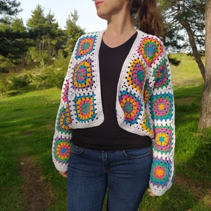 Cardigan court, veste grand-mère au crochet, pull court en coton, cardigan court en patchwork, veste multicolore, cadeau pour son anniversaire