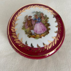 Limoges Powder box or trinket box. (48)