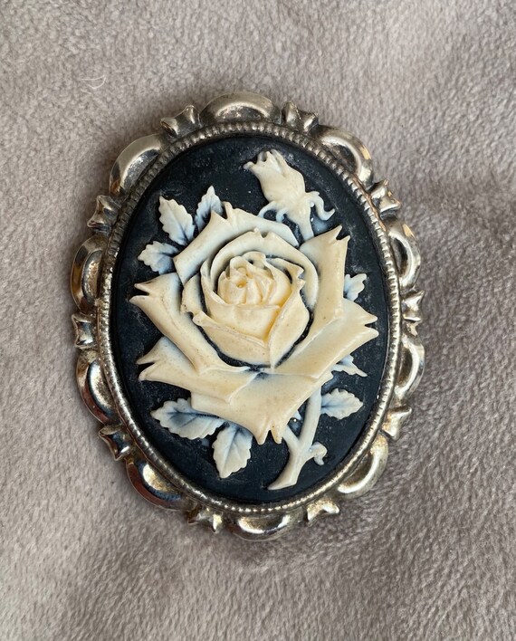 White Rose Cameo brooch. - Gem