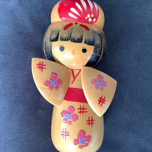 Stara, ręcznie malowana lalka Kokeshi. (ER)