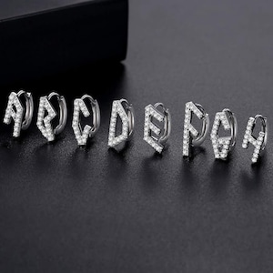 Pendientes de aro con inicial de plata de ley 925 con circonita cúbica y letras del alfabeto con nombre de la A a la Z para mujeres y niñas