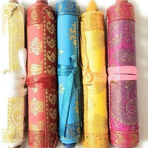 Paquete de 5 pergaminos pequeños hechos a mano para diversas invitaciones.