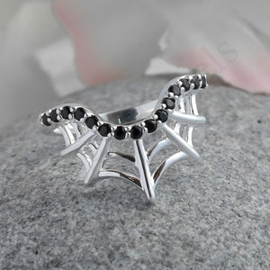 Anillo de plata de ley con diseño de telaraña y ónix negro: alianza gótica