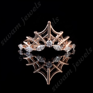 Anillo de moissanita con diseño de telaraña: alianza gótica chapada en oro rosa