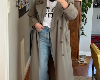 Vintage Hellgrün / Grauen Oversized Trenchcoat: Klassischer Stil in voller Länge