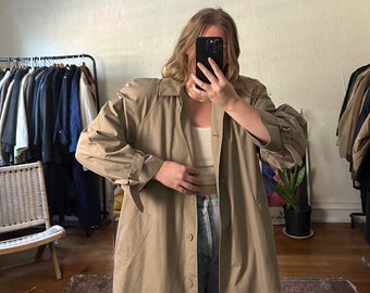 Vintage Beige Trench Coat: Classic Oversized Tan Outerwear