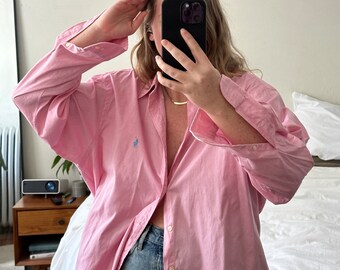 Ralph Lauren rosa claro con botones, camisa rosa oversize, camisa boyfriend, polo rosa, camisa alta