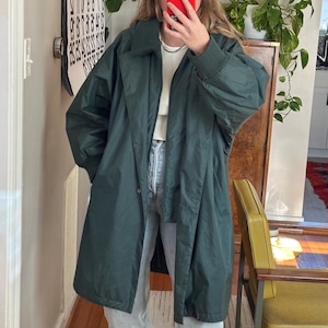 Gabardina vintage verde oscuro oversize con capucha: estilo años 80