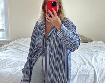 Koszula oversize w paski w kolorze niebieskim w stylu vintage, zapinana na guziki: krój boyfriend z lat 90.