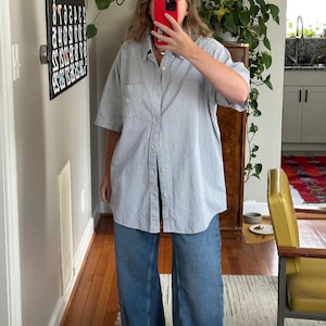Camicia a righe vintage in seersucker: blu e bianca con bottoni oversize