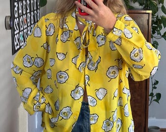 Blusa vintage de los años 80 con estampado floral amarillo: Camisa estampada con pañuelo desprendido