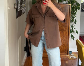 Vintage Braun Kurzarm Arbeitshemd: Übergroße Button Down