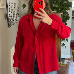 ヴィンテージ風レッドのオーバーサイズシルクボタンダウンシャツ（レディース）：90年代スタイル