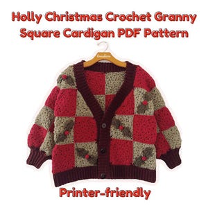 Könnte beinhalten: Eine Häkeljacke mit einem roten und grünen Stechpalmenmuster. Die Jacke hat einen V-Ausschnitt und wird vorne geknöpft. Der Text "Printer-friendly" befindet sich am unteren Rand des Bildes.