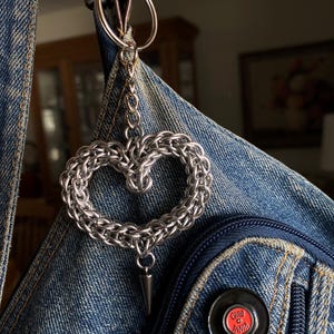 Llavero de corazón de malla de malla / Corazón persa completo / Accesorio para bolso gótico punk hecho a mano