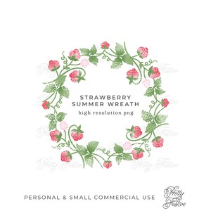 Può includere: Un'illustrazione ad acquerello di una ghirlanda di fragole. La ghirlanda è fatta di viti verdi con fragole rosse e fiori bianchi. Il testo "STRAWBERRY SUMMER WREATH high resolution png" è scritto al centro della ghirlanda.