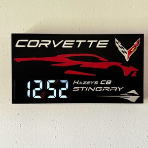 Horloge Corvette C8 2020-2025, horloge murale personnalisée - décoration automobile faite main.  Lettres et caractéristiques 3D en relief. messages personnalisés en 20 caractères
