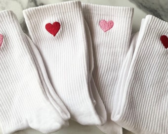 Zwei Paar weiße Socken, Herzsocken, Liebessocken, rosa Herzsocken, Valentinstagssocken, Valentinstagsgeschenk, rosa Socken, gemütliche Socken