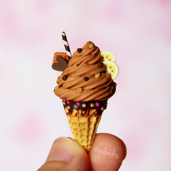 Chocolat - crème glacée à la banane, pendentif fait à la main en argile polymère; comme chaîne, porte-clés, charme, marqueur de maille,