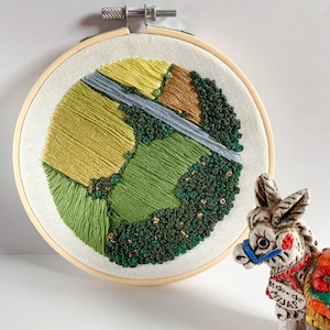 Paisaje bordado a mano, Paisaje decorativo bordado, Bastidor con campo bordado, Paisaje aéreo bordado, Decoración hogar, Colgante de pared