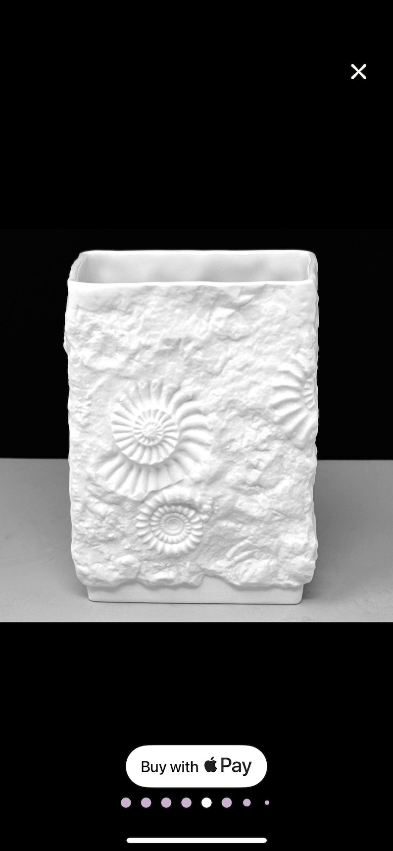 Puede incluir: Jarr&oacute;n rectangular blanco con una superficie texturizada similar a la piedra. El jarr&oacute;n presenta f&oacute;siles de amonitas en relieve. El dise&ntilde;o es de color neutro, adecuado para varios estilos de decoraci&oacute;n del hogar. Es un art&iacute;culo decorativo.