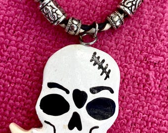 Collar de calavera de cuero: colgante de madera y cuentas de plata.