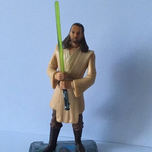 Star Wars Episode I Deluxe Qui-Gon Jinn Light Saber Swinging Action Figure  