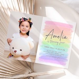 Regenboog verjaardagsuitnodiging sjabloon met foto bewerkbare kleurrijke pastel verjaardagsuitnodiging afdrukbare aquarel verjaardagsfeestje uitnodigingskaart J18