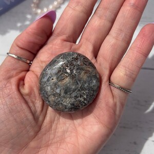 Unique B-Grade Agate Palm Stone | Banded Agate Palmstone  Crystals for Meditation | Home Decor Crystal | Pocket Stone
