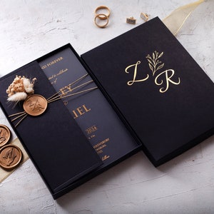 Scatola per inviti in nero e oro, invito in acrilico con lamina d'oro, invito a nozze nero piegato, sigillato con ceralacca con fiori secchi