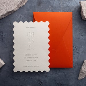 Reserve la fecha: tarjetas en relieve y tipográficas con diseño minimalista y sobre naranja quemado