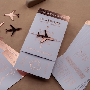 Weiße & roségoldene Hochzeitseinladung im Pass-Stil: Bordkarte, Hochzeitspass.