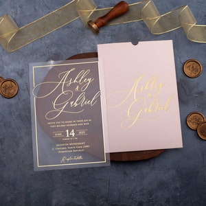Invito a nozze personalizzato in acrilico color cipria e oro con elegante stampa in lamina d&#39;oro su acrilico per un invito a nozze elegante in rosa