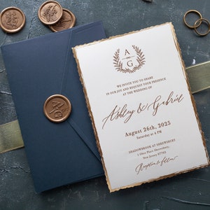 Faire-part de mariage moderne : bordure en feuille d'or, cachet de cire, enveloppe bleu marine