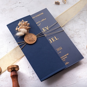 Blu navy - Scatola per inviti di nozze in acrilico in lamina d'oro, invito a nozze piegato blu navy con cera e fiori secchi.